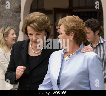 Francine Busby, einen demokratischen Kandidaten in der 50Th Kongreßbezirk, (Rechts), hinterlässt eine Pressekonferenz, wo Senator Dianne Feinstein, D-Calif., (Links), ihr Laufen für Kongress, Juni 3, 2006, in San Diego, Kalifornien. Busby ist in einem engen, high-stakes Kalifornien spezielle Wahl ehemaligen Rep. Randy 'Duke' Cunningham, der in Ungnade gefallenen ehemaligen Gesetzgeber tun, Zeit für das Annehmen von Millionen an Schmiergeldern zu ersetzen. (UPI Foto/Earl S. Cryer) Stockfoto