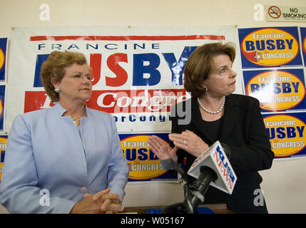 Francine Busby, demokratischen Kandidaten in der 50Th Kongreßbezirk, Links und Senator Dianne Feinstein, D-Calif., während einer Pressekonferenz, 3. Juni 2006, in San Diego, Kalifornien, wo, Feinstein gebilligt Busby's Run für den Kongress. Busby ist in einem engen, high-stakes Kalifornien spezielle Wahl ehemaligen Rep. Randy 'Duke' Cunningham, der in Ungnade gefallenen ehemaligen Kongreßabgeordneten, die ins Gefängnis für das Annehmen von Millionen an Bestechungsgeldern gesendet wurde, zu ersetzen. (UPI Foto/Earl S. Cryer) Stockfoto