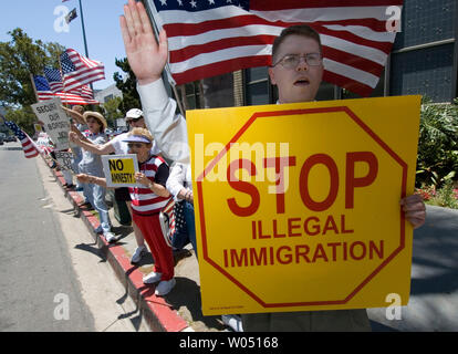 Mitglieder der Minutemen Protest gegen die Einwanderung Gruppe außerhalb des San Diego, Kalifornien Büro von Gouverneur Arnold Schwarzenegger, 3. Juni 2006. Sie sagen, dass Sie mehr Schutz an den Grenzen möchten und dass Schwarzenegger, tut seinen Job, um ihn zu schützen. (UPI Foto/Earl S. Cryer) Stockfoto