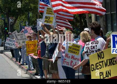 Mitglieder der Minutemen Protest gegen die Einwanderung Gruppe außerhalb des San Diego, Kalifornien Büro von Gouverneur Arnold Schwarzenegger, 3. Juni 2006. Sie sagen, dass Sie mehr Schutz an den Grenzen möchten und dass Schwarzenegger, tut seinen Job, um ihn zu schützen. (UPI Foto/Earl S. Cryer) Stockfoto