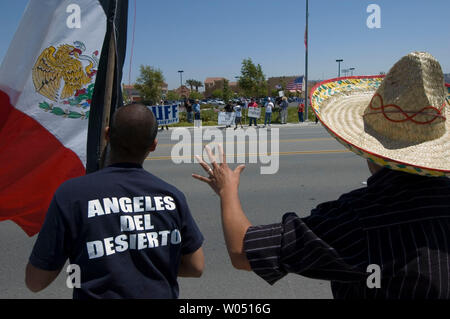 Anti-Minutemen Demonstranten Yell an Mitglieder der Minutemen gegen die Einwanderung einer Gruppe während eines pro-Einwanderung Rallye in San Diego, Kalifornien, 3. Juni 2006. (UPI Foto/Earl S. Cryer) Stockfoto