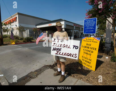 Mitglieder der Minutemen anti-immigration Gruppe Protest der Einstellung von illegalen Tag Arbeit außerhalb von San Diego, Kalifornien Home Depot, Juli, 23 2006, als mexikanische Tag Arbeit suchen Arbeit gegen den Protest. (UPI Foto/Earl S. Cryer) Stockfoto