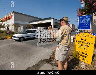Mitglieder der Minutemen anti-immigration Gruppe Protest der Einstellung von illegalen Tag Arbeit außerhalb von San Diego, Kalifornien Home Depot, Juli, 23 2006, als mexikanische Tag Arbeit suchen Arbeit gegen den Protest. (UPI Foto/Earl S. Cryer) Stockfoto