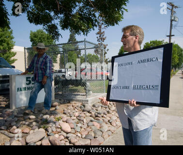 Mitglieder der Minutemen anti-immigration Gruppe Protest der Einstellung von illegalen Tag Arbeit außerhalb von San Diego, Kalifornien Home Depot, Juli, 23 2006, als mexikanische Tag Arbeit suchen Arbeit gegen den Protest. (UPI Foto/Earl S. Cryer) Stockfoto