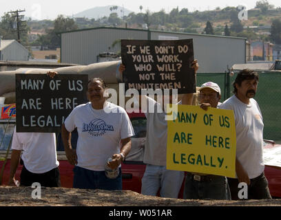 Mitglieder der Minutemen anti-immigration Gruppe Protest der Einstellung von illegalen Tag Arbeit außerhalb von San Diego, Kalifornien Home Depot, Juli, 23 2006, als mexikanische Tag Arbeit suchen Arbeit gegen den Protest. (UPI Foto/Earl S. Cryer) Stockfoto