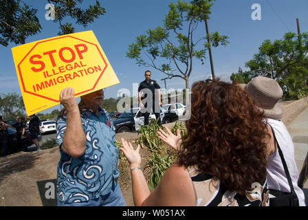 Mitglieder der Minutemen anti-immigration Gruppe Protest der Einstellung von illegalen Tag Arbeit außerhalb von San Diego, Kalifornien Home Depot, Juli, 23 2006, als mexikanische Tag Arbeit suchen Arbeit gegen den Protest. (UPI Foto/Earl S. Cryer) Stockfoto