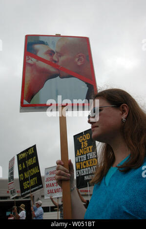 Mitglieder einer radikalen christlichen Kirche bedrängen den über 150.000 Teilnehmer und Zuschauer, die sich an die 32. jährlichen San Diego Pride Parade, 29. Juli 2005 stattfand, in San Diego, Kalifornien. Das Thema für die diesjährige Veranstaltung wurde ÒEquality! Kein Zurück! Ó (UPI Foto/Earl S. Cryer) Stockfoto