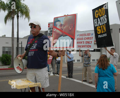 Mitglieder einer radikalen christlichen Kirche bedrängen den über 150.000 Teilnehmer und Zuschauer, die sich an die 32. jährlichen San Diego Pride Parade, 29. Juli 2005 stattfand, in San Diego, Kalifornien. Das Thema für die diesjährige Veranstaltung wurde ÒEquality! Kein Zurück! Ó (UPI Foto/Earl S. Cryer) Stockfoto