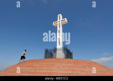 Ein Mann steigt die Treppen zum Mount Soledad Kreuz und War Memorial in San Diego, Kalifornien, 2. August 2006, als der US-Senat einen Plan Land unter den Mount Soledad Kreuz auf den Bund zu uebertragen genehmigt, Stärkung von Fans, die Abwehr wurden Anstrengungen das Denkmal seit fast zwei Jahrzehnten zu entfernen. Drei lokalen republikanischen Kongressabgeordneten - Duncan Hunter, Darrell Issa und kürzlich gewählten Brian Bilbray die Rechnung mit einhelliger Zustimmung des Senats eingeführt und schickte das Kreuz - übertragung Plan von Präsident Bush, die er erwartet wird, zu unterzeichnen. (UPI Foto/Earl S. Cryer) Stockfoto