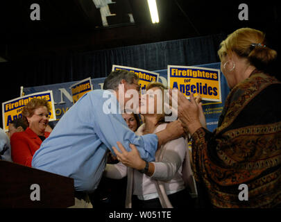 Phil Angelides (L) Umarmungen US-Senator Barbara Boxer, D-CA, 4. November 2006 an einer Kampagne wirklich in Carsbad, Kalifornien. Die Kalifornien gubenatorial hoffnungsvoll Angelides in den Umfragen hinter Gouverneur Arnold Schwarzenegger niedrig ist und brachten US-Senator Barbara Boxer, D-CA zu helfen stimmen Garner. (UPI Foto/Earl S. Cryer) Stockfoto