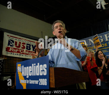 Phil Angelides spricht von einer Schar von Anhängern, 4. November 2006 an einer Kundgebung in Carsbad, Kalifornien. Die Kalifornien gubenatorial hoffnungsvoll Angelides in den Umfragen hinter Gouverneur Arnold Schwarzenegger niedrig ist und brachten US-Senator Barbara Boxer, D-CA zu helfen stimmen Garner. (UPI Foto/Earl S. Cryer) Stockfoto