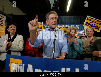 Phil Angelides spricht von einer Schar von Anhängern, 4. November 2006 an einer Kundgebung in Carsbad, Kalifornien. Die Kalifornien gubenatorial hoffnungsvoll Angelides in den Umfragen hinter Gouverneur Arnold Schwarzenegger niedrig ist und brachten US-Senator Barbara Boxer, D-CA zu helfen stimmen Garner. (UPI Foto/Earl S. Cryer) Stockfoto