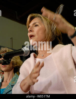 US-Senator Barbara Boxer, D-CA spricht von einer Schar von Anhängern, an einer Kundgebung für Phil Angelides in Carsbad, Kalifornien am 4. November 2006. Die Kalifornien gubenatorial hoffnungsvoll Angelides in den Umfragen hinter Gouverneur Arnold Schwarzenegger niedrig ist und brachten US-Senator Barbara Boxer, D-CA zu helfen stimmen Garner. (UPI Foto/Earl S. Cryer) Stockfoto