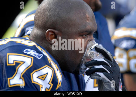 San Diego Chargers defensive Ende Jacques Cessaire nimmt etwas Sauerstoff an der Seitenlinie gegen die Oakland Raiders bei Qualcomm Stadion in San Diego am 26. November 2006. Die Ladegeräte besiegt die Räuber 21-14. (UPI Foto/Earl S. Cryer) Stockfoto