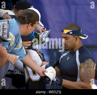 San Diego Chargers linebacker Shawne Merriman Autogramme vor dem Spiel gegen die Arizona Cardinals bei Qualcomm Stadion in San Diego am 31. Dezember 2006. Die Ladegeräte schlagen die Kardinäle 27-20. (UPI Foto/Earl S. Cryer) Stockfoto