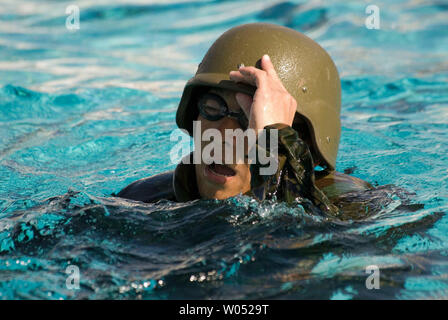 Ein Mitglied der japanischen Boden Self Defense Force tritt in vollem Gang bekämpfen 1. Februar 2007 bei einem gemeinsamen Training übung namens Iron Fist mit der 1. Marine Expeditionary Force am Naval Amphibious Base in Coronado, Kalifornien. (UPI Foto/Earl S. Cryer) Stockfoto