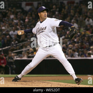 San Diego Padres Krug Greg Maddux beginnt das Spiel zwischen den Padres und die Colorado Rockies am Petco Park in San Diego am 6. April 2007. Die Rockies schlagen die Padres 4 bis 3 und Maddux war der Krug zu verlieren. (UPI Foto/Roger Williams). Stockfoto