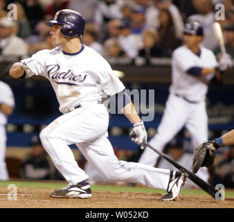San Diego Padres zweiter Basisspieler Marcus Giles singles Zentrum fahren in Russell Branyan mit dem Spiel nur laufen, wie die Padres die Los Angeles Dodgers 1-0 bei Petco Park in San Diego am 5. Juni 2007 Beat. (UPI Foto/Roger Williams). Stockfoto