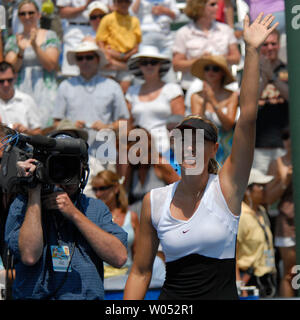 Russlands Maria Sharapova Wellen der Menge, die nach dem Sieg über seinen Landsmann Anna Chakvetadze ihr Halbfinale an den Acura Classic Tennis Turnier in Carlsbad, Kalifornien, 4. August 2007 zu gewinnen. (UPI Foto/Earl S. Cryer) Stockfoto