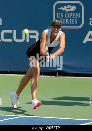 Maria Sharapova von Russland liefert einen Volley von Patty Schnyder aus der Schweiz während Ihrer singles Finale bei den Acura Classic Tennis Turnier in Carlsbad, Kalifornien, 5. August 2007. (UPI Foto/Earl S. Cryer) Stockfoto