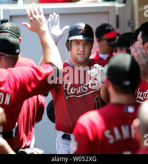 Houston Astros rechter Feldspieler Lance Berkman (Mitte) feiert sein Solo home run im ersten Inning gegen die San Diego Padres at Petco Park, San Diego am 19. August 2007. Padres gewann 5-3. (UPI Foto/Roger Williams). Stockfoto