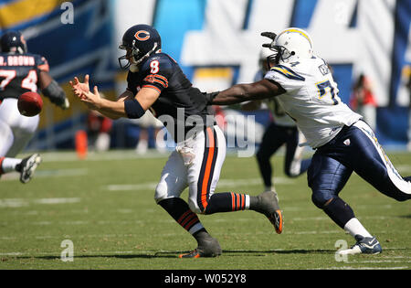 Chicago Bears Quarterback Rex Grossman (8) (links) ist sacked durch gegen die San Diego Chargers defensive Ende Jacques Césaire (74) Im zweiten Quartal bei Qualcomm Stadion in San Diego am 9. September 2007. (UPI Foto/Robert Benson) Stockfoto