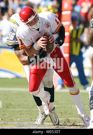 Kansas City Chiefs quarterback Damon Huard ist sacked durch San Diego Chargers linebacker Shawne Merriman im vierten Quartal bei Qualcomm Stadion in San Diego am 30. September 2007. (UPI Foto/Robert Benson) Stockfoto