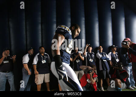 San Diego Chargers linebacker Shawne Merriman betritt das Spielfeld vor dem Spiel gegen die Baltimore Ravens bei Qualcomm Stadion in San Diego am 25. November 2007. (UPI Foto/Robert Benson) Stockfoto