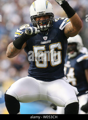 San Diego Chargers linebacker Shawne Merriman feiert nach Entlassung Baltimore Ravens Quarterback Kyle Boller (nicht im ersten Quartal gezeigt) bei Qualcomm Stadion in San Diego am 25. November 2007. (UPI Foto/Robert Benson) Stockfoto