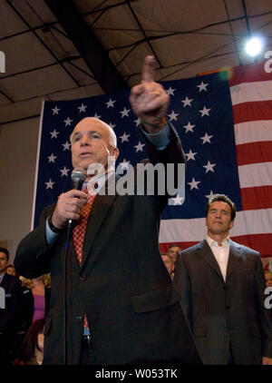 Der republikanische Präsidentschaftskandidat US-Senator John McCain (R-AZ) spricht mit Unterstützern wie der kalifornische Gouverneur Arnold Schwarzenegger (R) während einer Wahlkampfveranstaltung in San Diego, 5. Februar 2008 abhört. (UPI Foto/Earl S. Cryer) Stockfoto