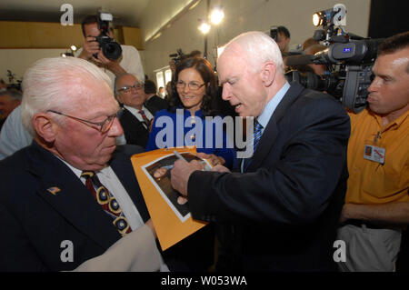 Der republikanische Präsidentschaftskandidat, Senator John McCain, R-Ariz, rechts, Beschilderung ein autogramm nach dem Gespräch bei einem VFW Rathaus Sitzung März 24, 2008, in Chula Vista, Kalifornien. (UPI Foto/Earl S. Cryer) Stockfoto