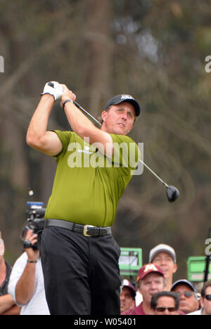 Golfspieler Phil Mickelson zweigt weg auf der 11 Loch während des Tag zwei der US Open in Torrey Pines Golf Course in San Diego am 13. Juni 2008. (UPI Foto/Earl S. Cryer) Stockfoto