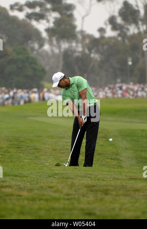 Golfspieler Tiger Woods schlägt aus dem rauhen auf dem 14 Grün während Tag zwei der US Open in Torrey Pines Golf Course in San Diego am 13. Juni 2008. (UPI Foto/Earl S. Cryer) Stockfoto
