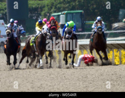 Jockey Rafael Arambula fällt aus seiner Halterung und wird überfahren und schwer verletzt, nach seinem Pferd Mi Ray sein Bein beim 3. Rennen am Eröffnungstag der 70. Saison vom 22. Juli 2009 brach in der Del Mar Thoroughbred Club in Del Mar, Kalifornien. (UPI Foto/Earl S. Cryer) Stockfoto