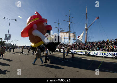 Der Mr. Potato Head Ballon wird auf der jährlichen "Hafen von San Diego Big Bay Balloon Parade gesehen,' in San Diego am 30. Dezember 2010 statt. Die Parade, anerkannt als Amerikas größte balloon Parade, wird in Verbindung mit Feiertag-schüssel Festlichkeiten statt. (UPI Foto/Earl S. Cryer) Stockfoto