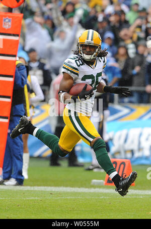 Green Bay Packers cornerback Tramon Williams (38) Läuft für einen Touchdown nach einem Abfangen im ersten Viertel des Spiels bei Qualcomm Stadion in San Diego, Kalifornien, am 6. November 2011. UPI/Jayne Kamin-Oncea Stockfoto