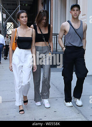 New York, USA. 26 Juni, 2019. Kaia Gerber, Tommy Dorfman gehen um SoHo in New York Juni 26, 2019 Credit: RW/MediaPunch/Alamy leben Nachrichten Stockfoto