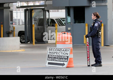 Die Grenzpolizei patrouillieren die San Ysidro Tor der Eintragung vor dem Sekretär der Homeland Security John Kelly sprechen die Beamten am 10. Februar 2017. San Ysidro ist das größte Land Grenzübergang zwischen Tijuana, Mexiko und San Diego, Kalifornien. Foto von Howard Shen/UPI Stockfoto