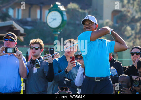 Tiger Woodstees off auf der 13. Während das Pro-Am-Runde der Farmers Insurance Open in Torrey Pines in La Jolla, Kalifornien am 24. Januar 2018. Holz, der ehemaligen Nr. 1 Golfspieler in der Welt, wird sein erster Start in einem PGA Turnier in einem Jahr. Er sagt, er will einen vollen Zeitplan für die Meister bereit sein zu spielen. Foto von Howard Shen/UPI Stockfoto