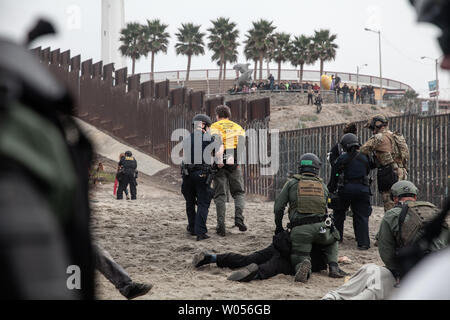 Bundesgrenzschutz und die Abteilung für Innere Sicherheit Polizei Demonstranten an der Grenze Feld State Park in San Diego, Kalifornien, am 10. Dezember 2018. Foto von Ariana Drehsler/UPI Stockfoto