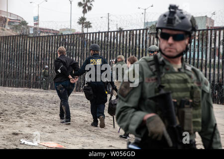 Die Abteilung für Innere Sicherheit Polizei verhaftet ein Demonstrator an der Grenze Feld State Park in San Diego, Kalifornien, am 10. Dezember 2018. Foto von Ariana Drehsler/UPI Stockfoto