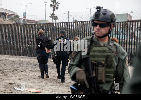 Die Abteilung für Innere Sicherheit Polizei verhaftet ein Demonstrator an der Grenze Feld State Park in San Diego, Kalifornien, am 10. Dezember 2018. Foto von Ariana Drehsler/UPI Stockfoto