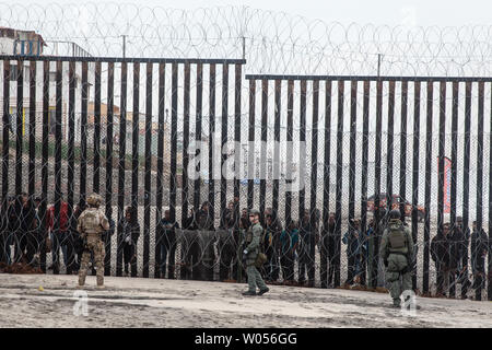 Border Patrol-Agenten vor dem Grenzzaun, teilt den Vereinigten Staaten und in Mexiko an der Grenze Feld State Park in San Diego, Kalifornien, am 10. Dezember 2018. Foto von Ariana Drehsler/UPI Stockfoto