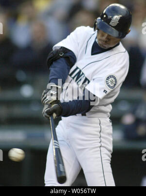 Ichiro Seattle Mariners' Suzuki singles aus Minnesota Twins' Krug Kyle Lohse im 1. Inning im Safeco Field am Dienstag, 5. Mai 2004 in Seattle, WA. (UPI Foto/Jim Bryant) Stockfoto