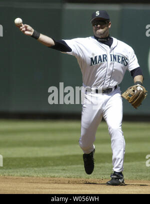 Seattle Mariners' shortstop Rich Aurilia Throws zu firstbase foir ein Nach fielding New York Yankees" Derek Jeter Boden Kugel im 1. Inning im Safeco Field am Sonntag, dem 9. Mai 2004 in Seattle, WA. (UPI Foto/Jim Bryant) Stockfoto