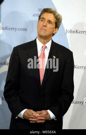 Demokratische Präsidentschaftskandidat John Kerry wartet, während eine Einführung von Senator Gary Hart vor, eine Rede über die Nationale Sicherheit in Seattle am Donnerstag, den 27. Mai 2004. (UPI Foto/Jim Bryant Stockfoto