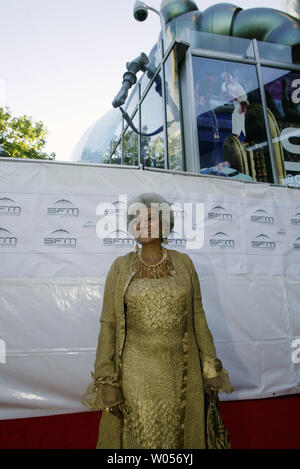 Star Trek Persönlichkeit Nichelle Nichols (Lt. Uhura) ist über das neue Science Fiction Museum und der Hall des Fameª am 16 Juni, 2004 in Seattle, Washington. Das Museum wird in der Öffentlichkeit am 18. Juni 2004 geöffnet. (UPI Foto/Jim Bryant) Stockfoto