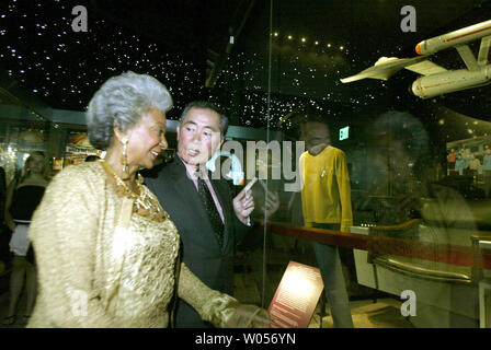 Suche bequem in der gewohnten Umgebung, George Takei (Mr. Sulu) und Nichelle Nichols (Lt. Uhura) befindet sich in der 'Star Trek' Ausstellung im neuen Science Fiction Museum und der Hall des Fameª am 16. Juni in Seattle, Washington 2004 wiedervereinigt. Das Museum wird in der Öffentlichkeit am 18. Juni 2004 geöffnet. (UPI Foto/Jim Bryant) Stockfoto