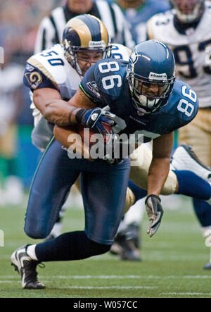 Seattle Seahawks tight end Jerramy Stevens (86), nach einem 18-Yard gewinnen, indem sie die St. Louis Rams linebacker Pisa Tinoisamoa im ersten Quartal in der Qwest Field in Seattle am 13. November 2005 in Angriff genommen wird. Die Seahawks schlagen die Rams 31-16. (UPI Foto/Jim Bryant) Stockfoto