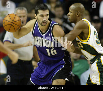 Sacramento Kings' Peja Stojakovic von Serbien & Montenegro, Links, arbeitet gegen Seattle SuperSonics" Ray Allen in der ersten Periode in der Key Arena in Seattle am 20. November 2005. (UPI Foto/Jim Bryant) Stockfoto